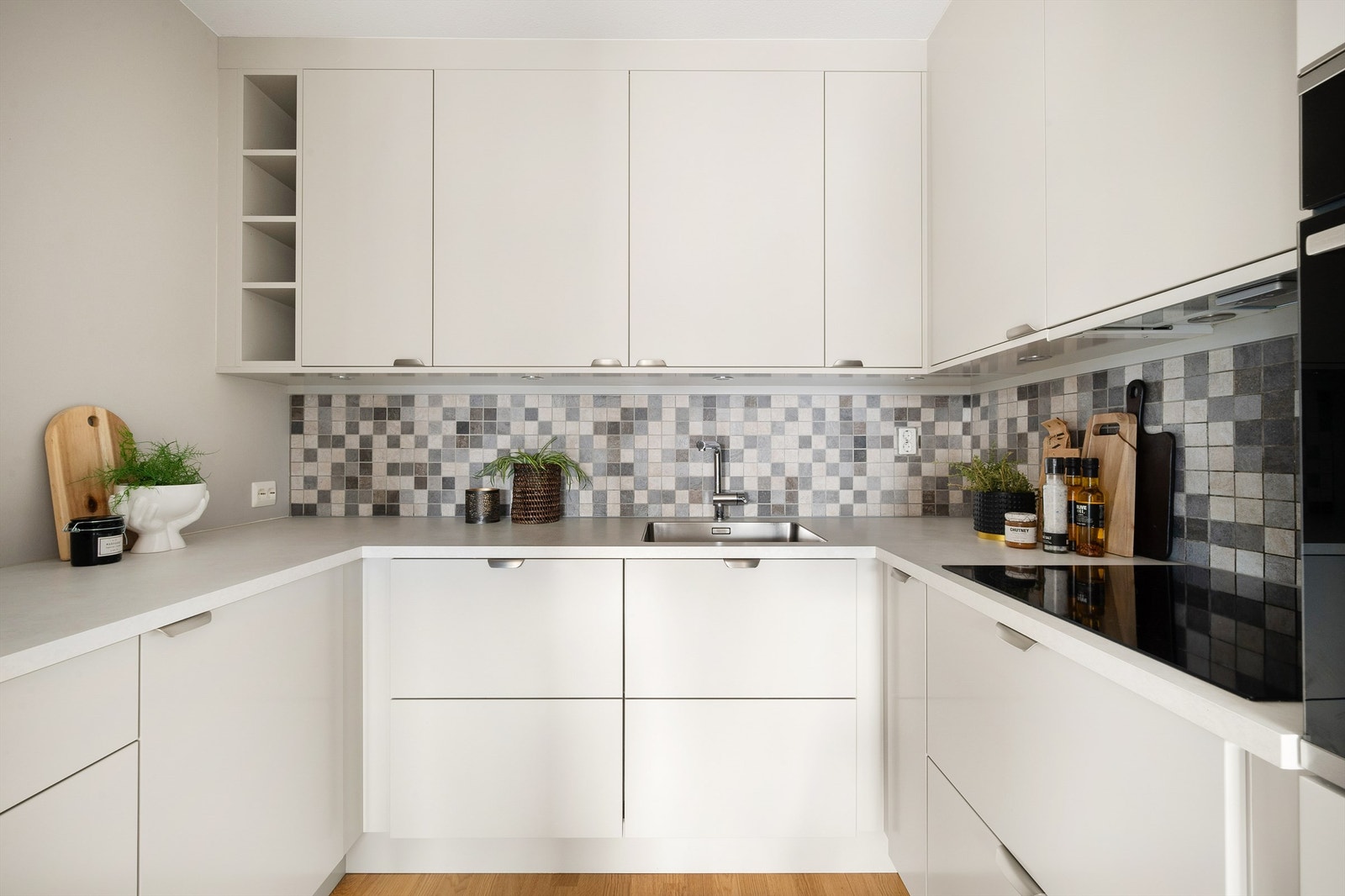 Det er godt med lagringsplass i både skuffer og skap. Galleribilde