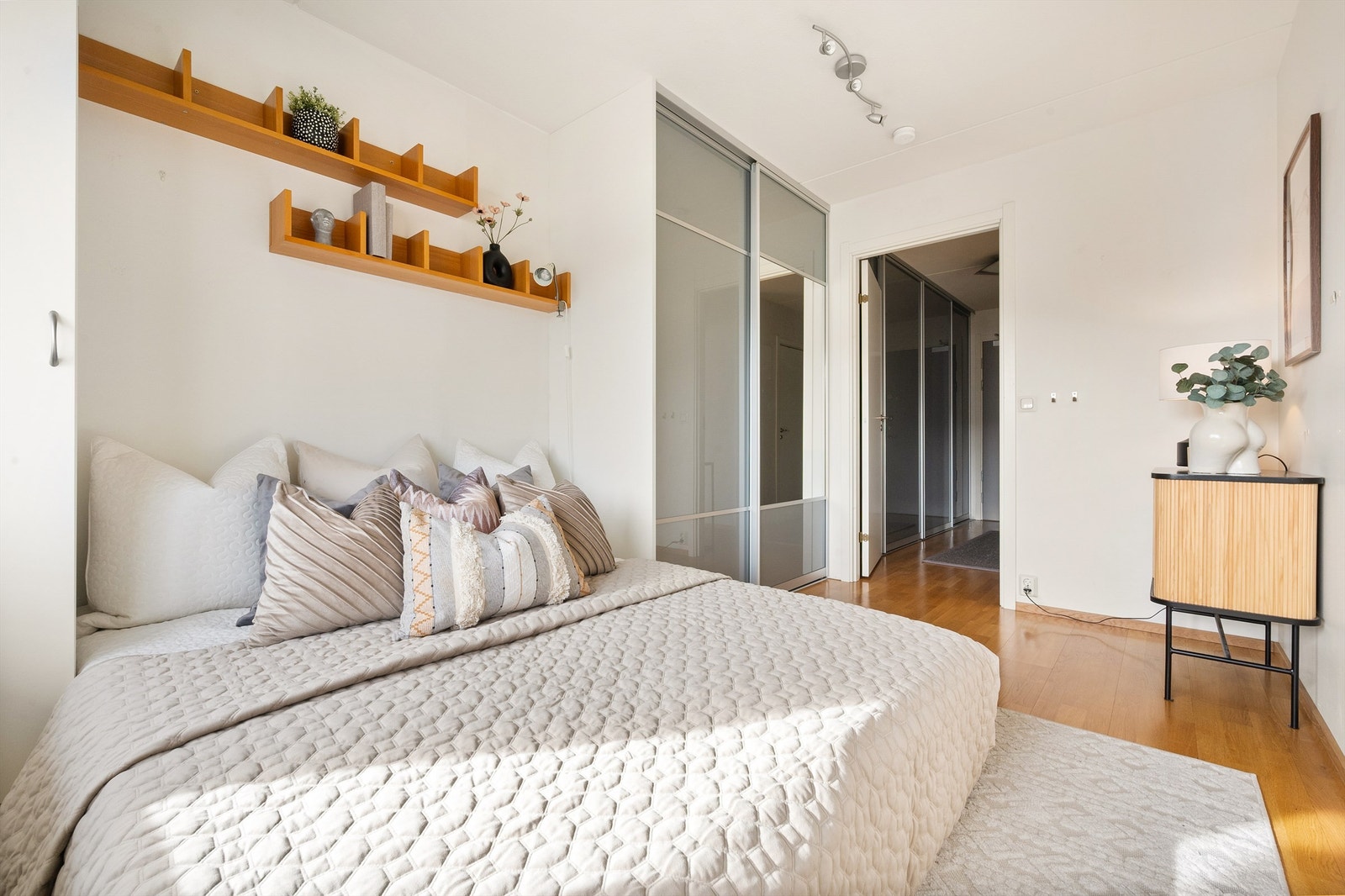 Det er rikelig med oppbevaringsplass i en romslig skyvedørsgarderobe. Galleribilde