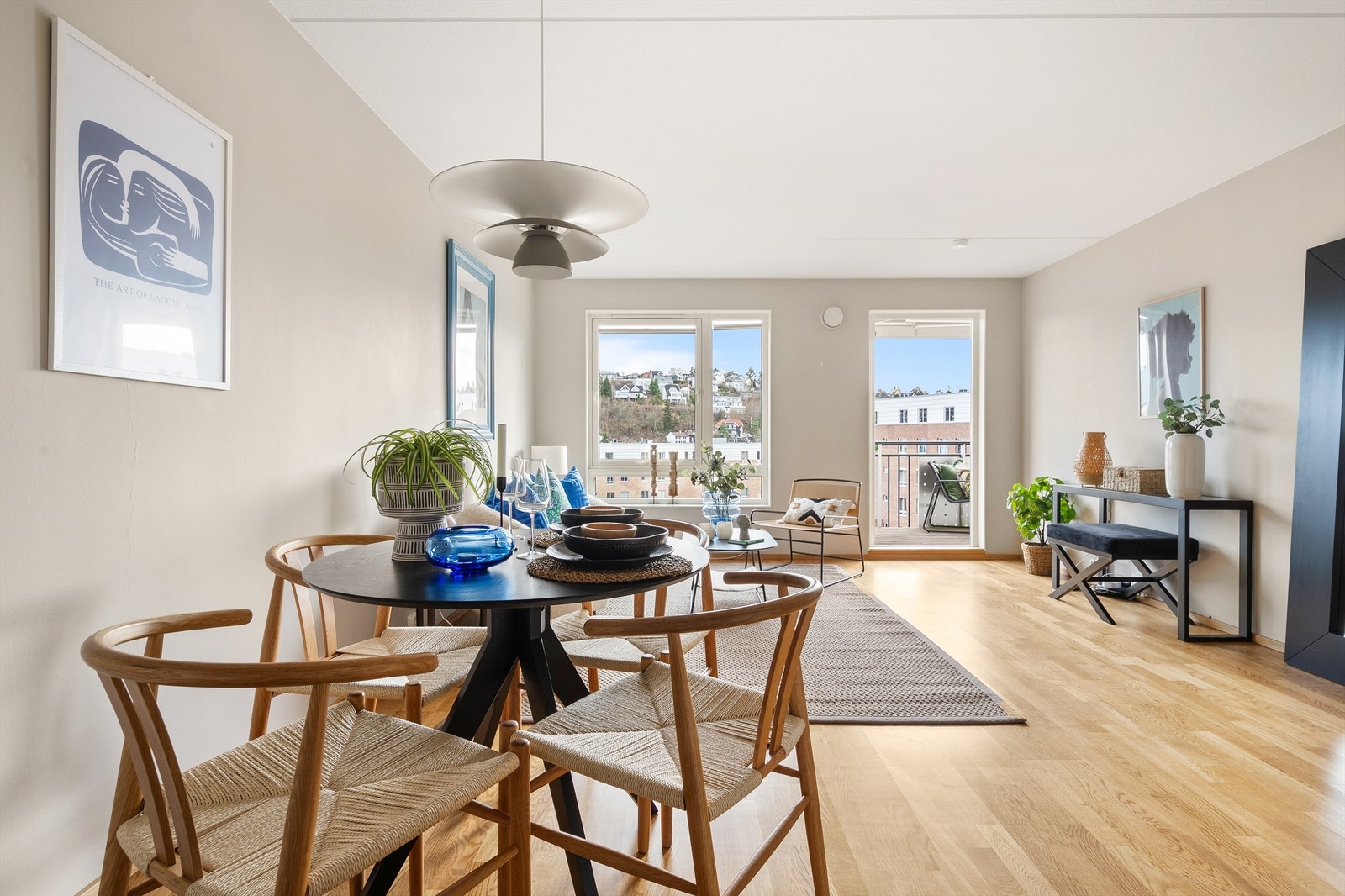 Åpen stue/kjøkkenløsning skaper en sosial atmosfære. Galleribilde