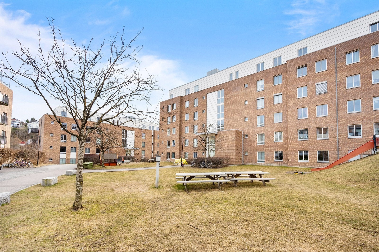 Nærhet til skoler, med bl.a. nye Brynseng barneskole, barnehager, flotte rekreasjonsområder, samt et rikt utvalg av fasiliteter og servicetilbud. Galleribilde