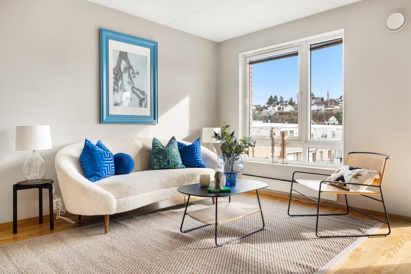 Store vindusflater slipper inn rikelig med lys, og skaper en lys og luftig atmosfære i stuen. Galleribilde