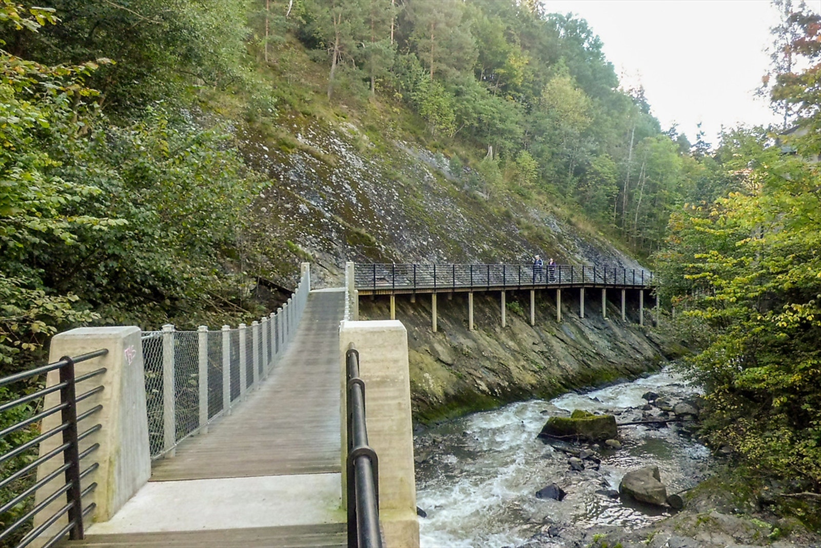 Alnaelven har idyllisk tursti langs elvebredden i retning sentrum. Svartdalsparken ved Alnaelva byr på fantastiske turmuligheter i urskog. Galleribilde