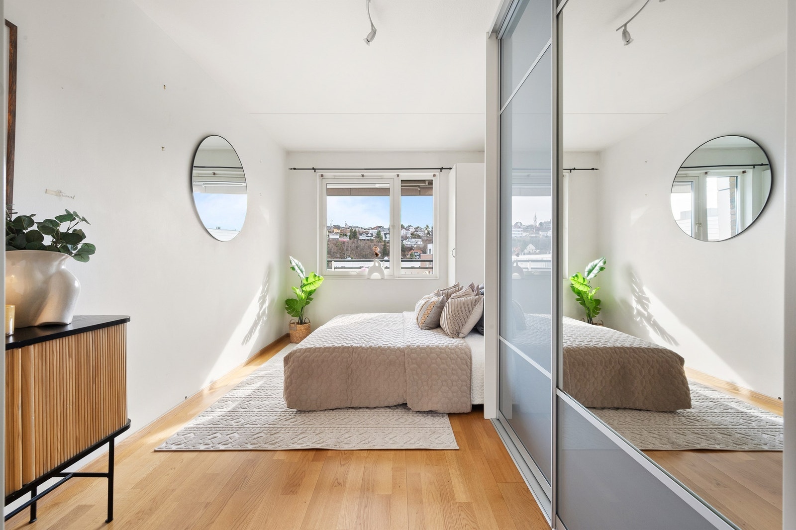 Soverommet er av god størrelse med god plass til dobbeltseng og tilhørende nattbord. Galleribilde