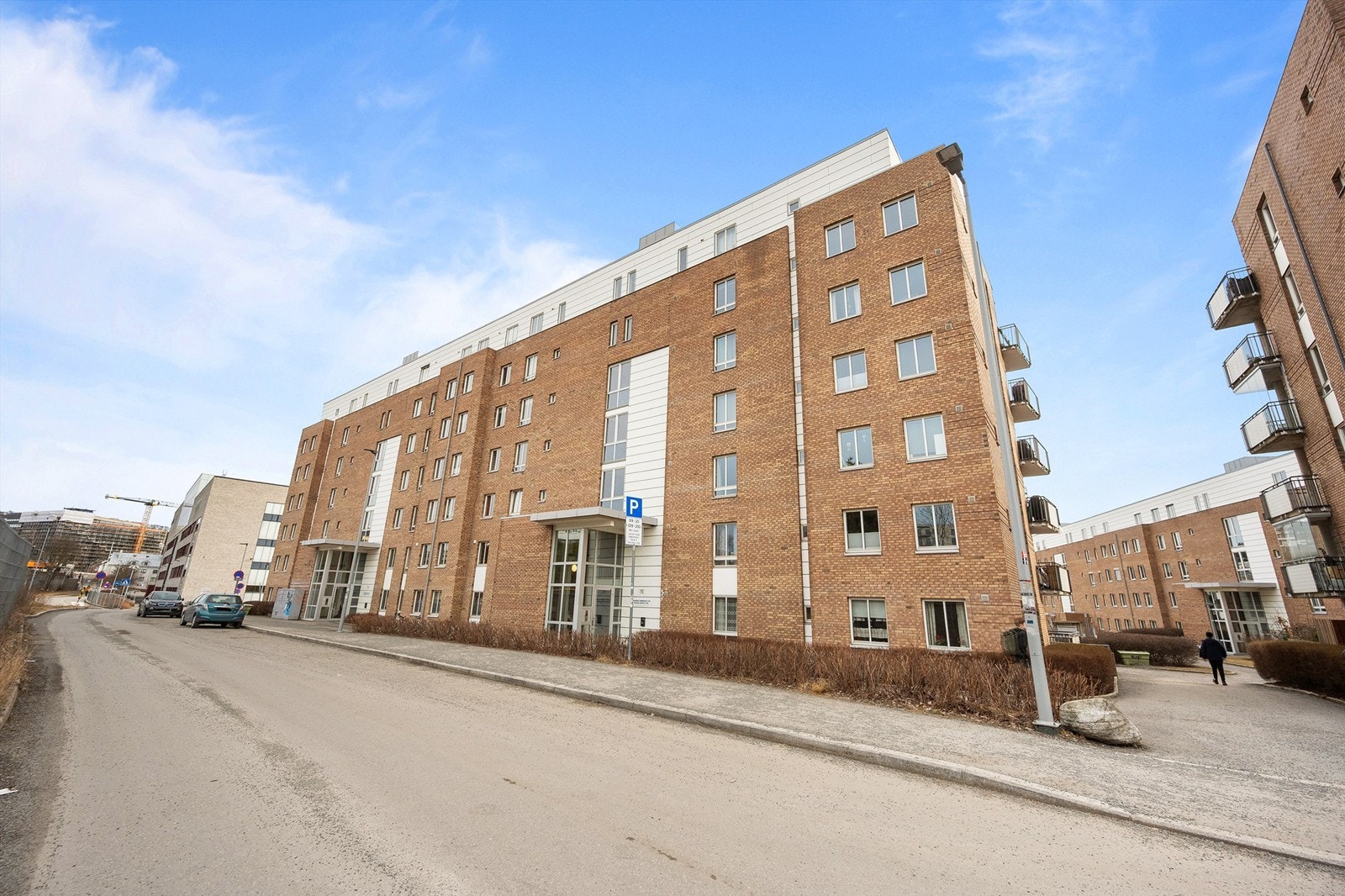 Leiligheten ligger i et idyllisk og attraktivt boligområde på Etterstad, med kort avstand fra Oslo sentrum med kollektivt. Brynseng T-banestasjon ligger med 5 minutters gange fra leiligheten og tar deg til Oslo S på noen få minutter. Galleribilde