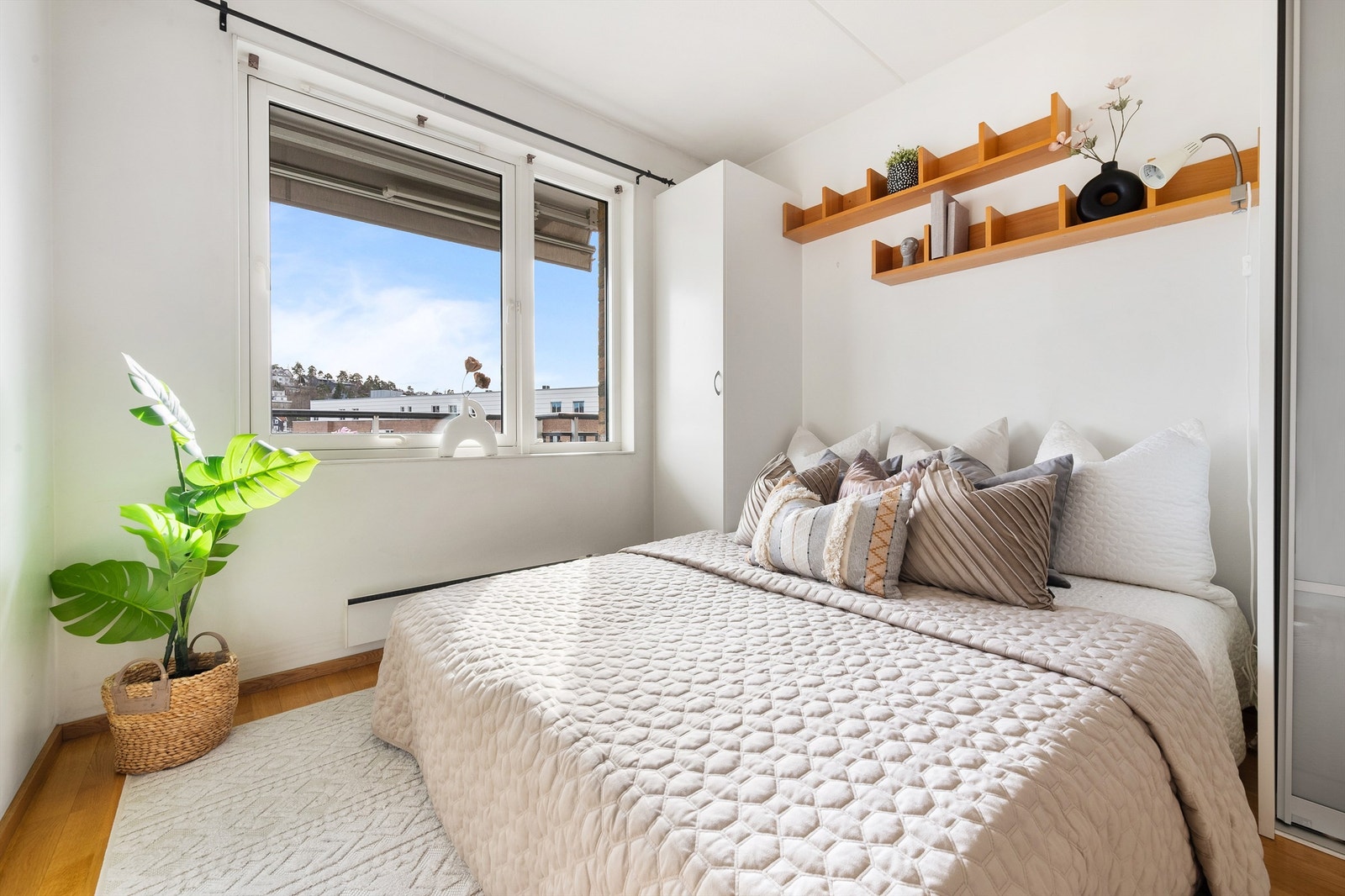 Leiligheten er malt i tidsriktige og moderne farger. Galleribilde