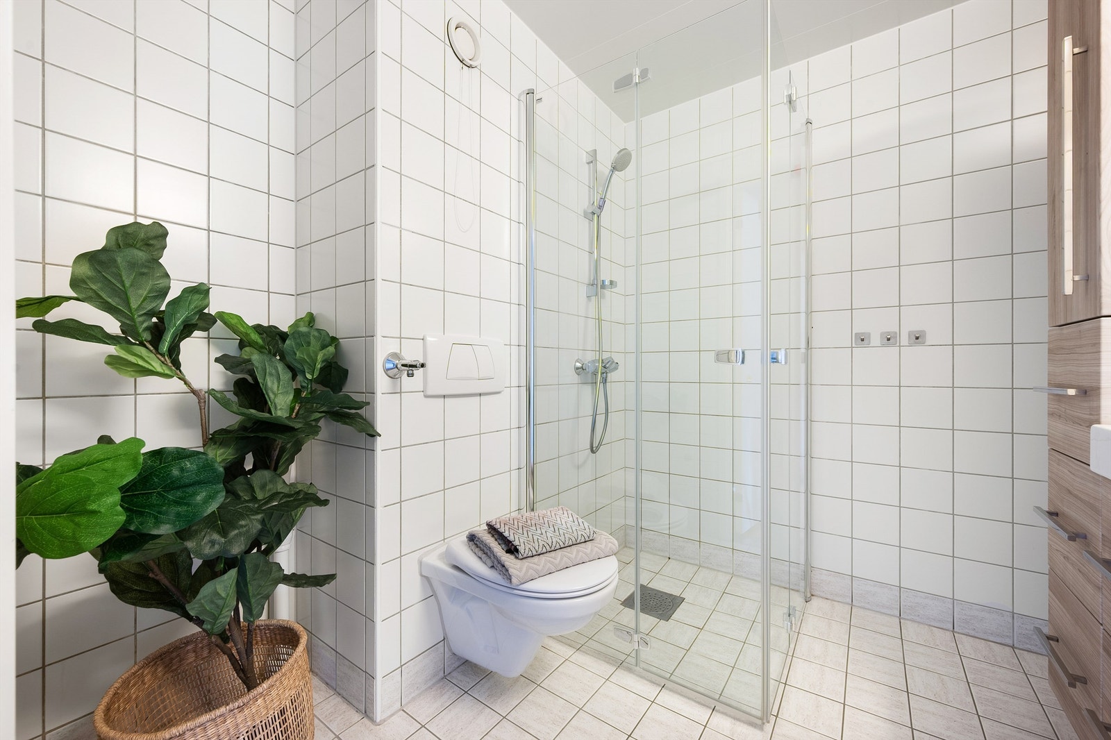 Pent, flislagt bad med gulvvarme for byggeår. Baderomsinnredningen består blant annet av vegghengt servantskap med ovenpåliggende servant. Opplegg for vaskemaskin. Galleribilde