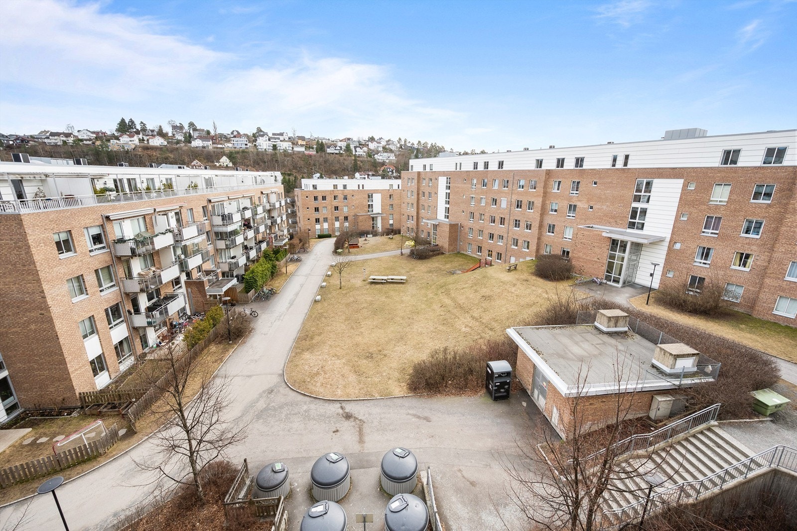Fra balkongen har du utsyn mot flotte fellesområder. Galleribilde