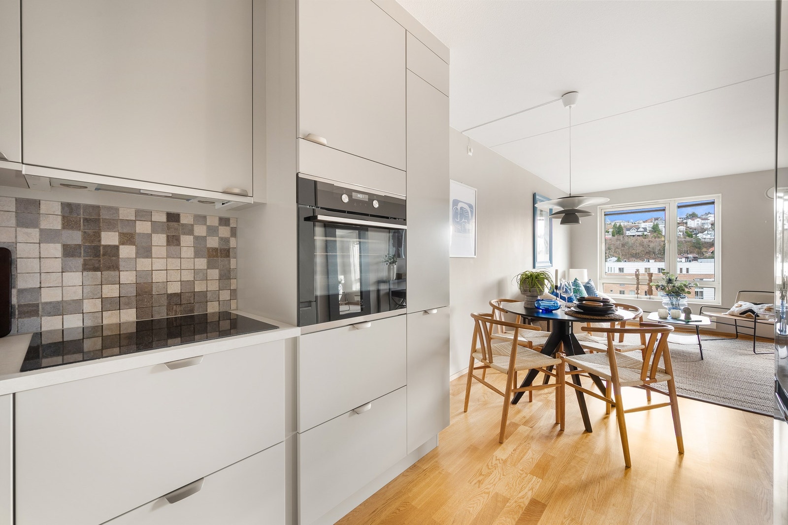 Kjøkkenet er holdt i en praktisk åpen løsning mot stuen. Galleribilde