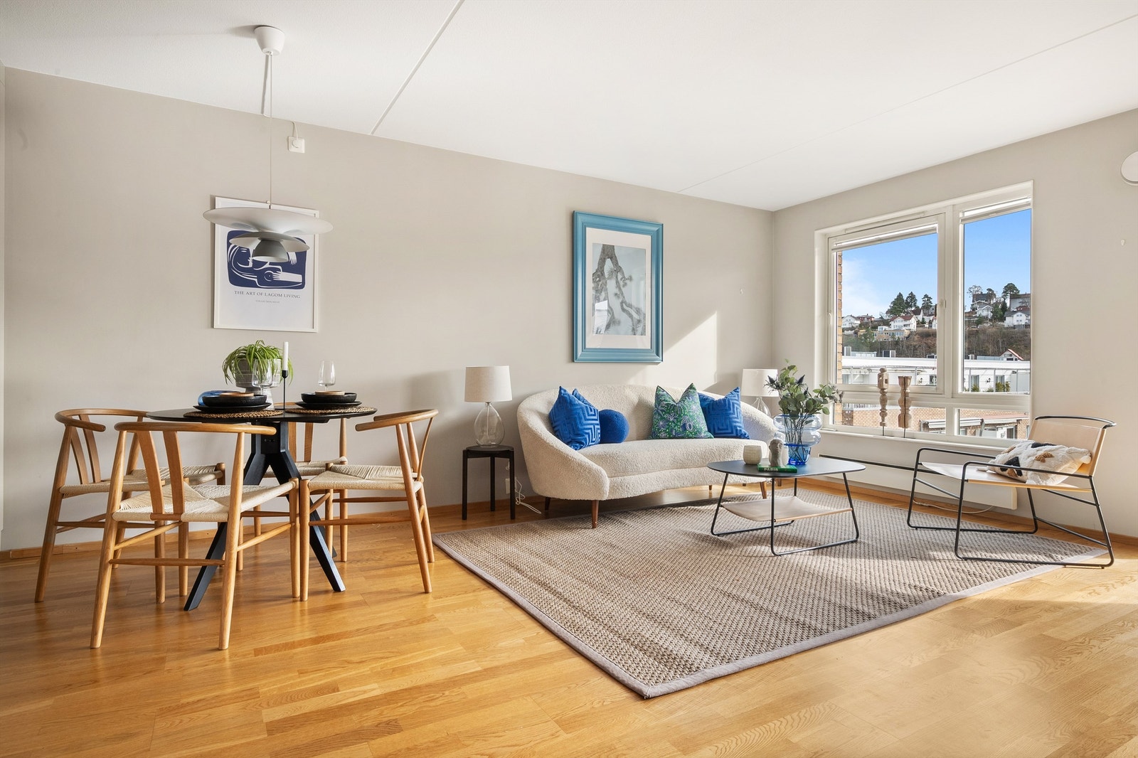 Romslig stue som enkelt kan innredes med en hyggelig sofagruppe og spisebord. Galleribilde