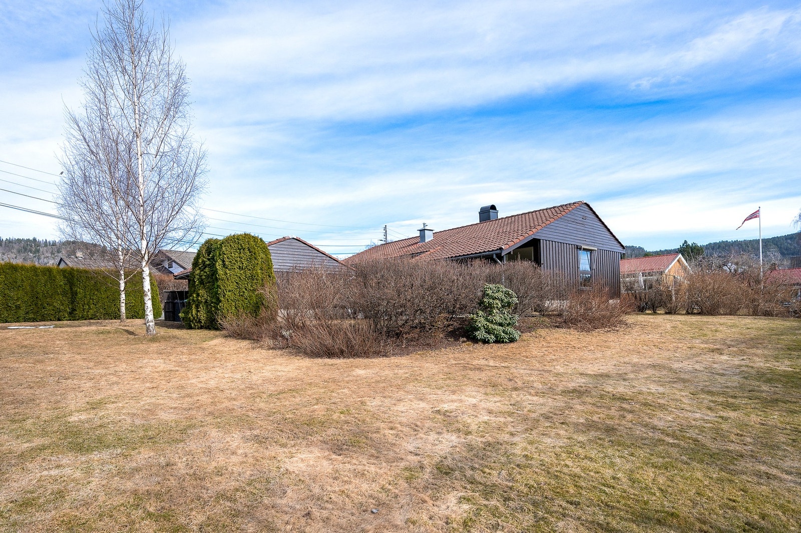 Boligen har en skjermet og solrik hage. Her kan man nyte en varm dag med venner og familie. Galleribilde