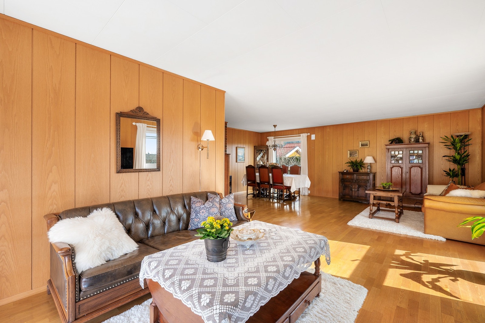 Ved peisen er det god plass til en større spisestue. Galleribilde