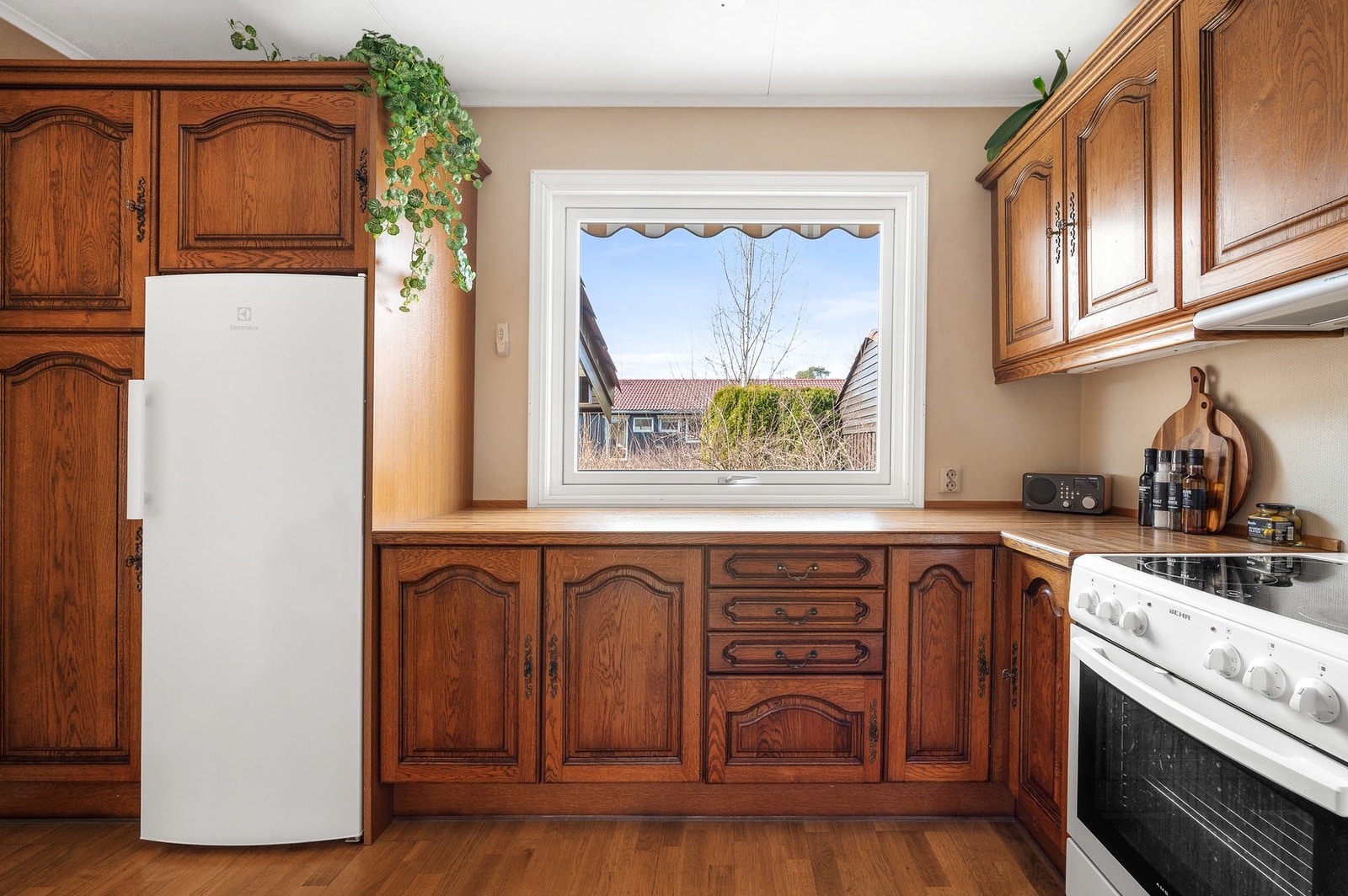 Det er avsatt plass til frittstående kjøleskap og komfyr i kjøkkeninnredningen. Galleribilde