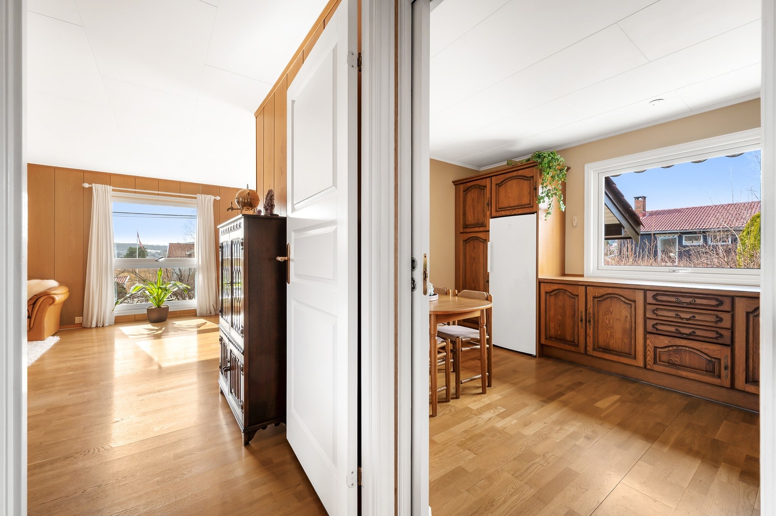 Praktisk skyvedør mellom kjøkken og gang. Galleribilde