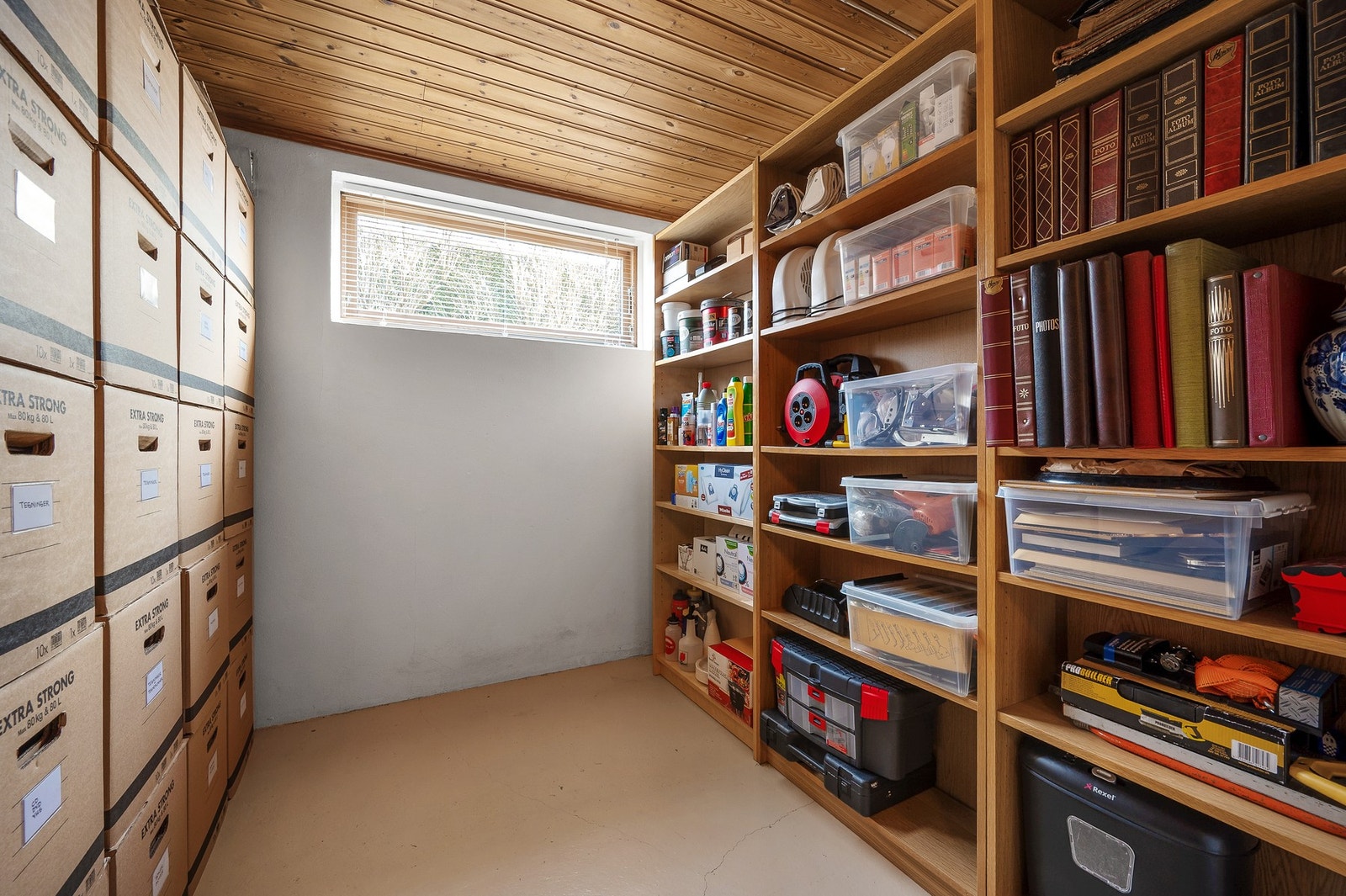 Kjelleren har gode lagringsmuligheter i boden. Galleribilde