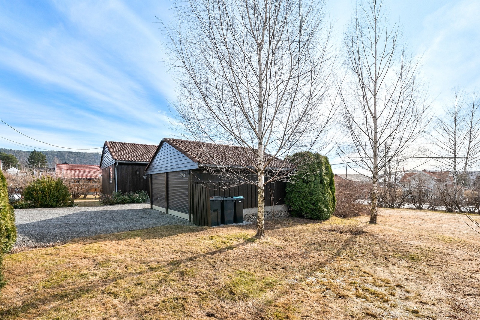 Bak garasjen er det egnet plass til avfallsdunker. Galleribilde