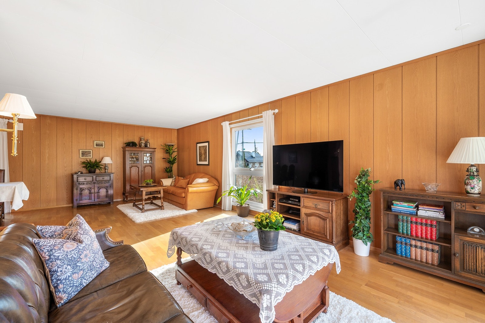 Romslig stue som gir god plass til ønsket innredning. Rommet kan enkelt innredes i ulike soner. Galleribilde