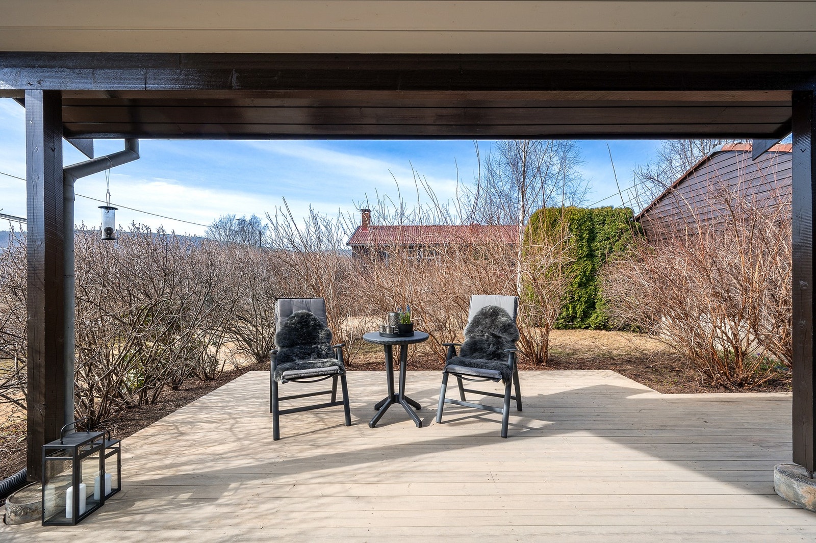 Terrasse på 39 kvm med gode muligheter til å innrede med utemøbler og andre gjenstander. Galleribilde