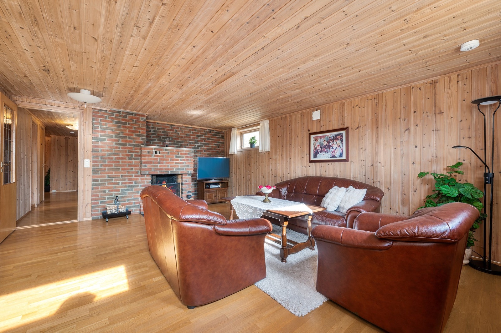 Romslig kjellerstue. Galleribilde