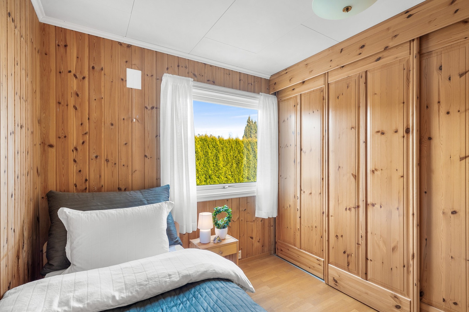 Her er det også godt med oppbevaringsplass i skyvedørsgarderobe. Galleribilde