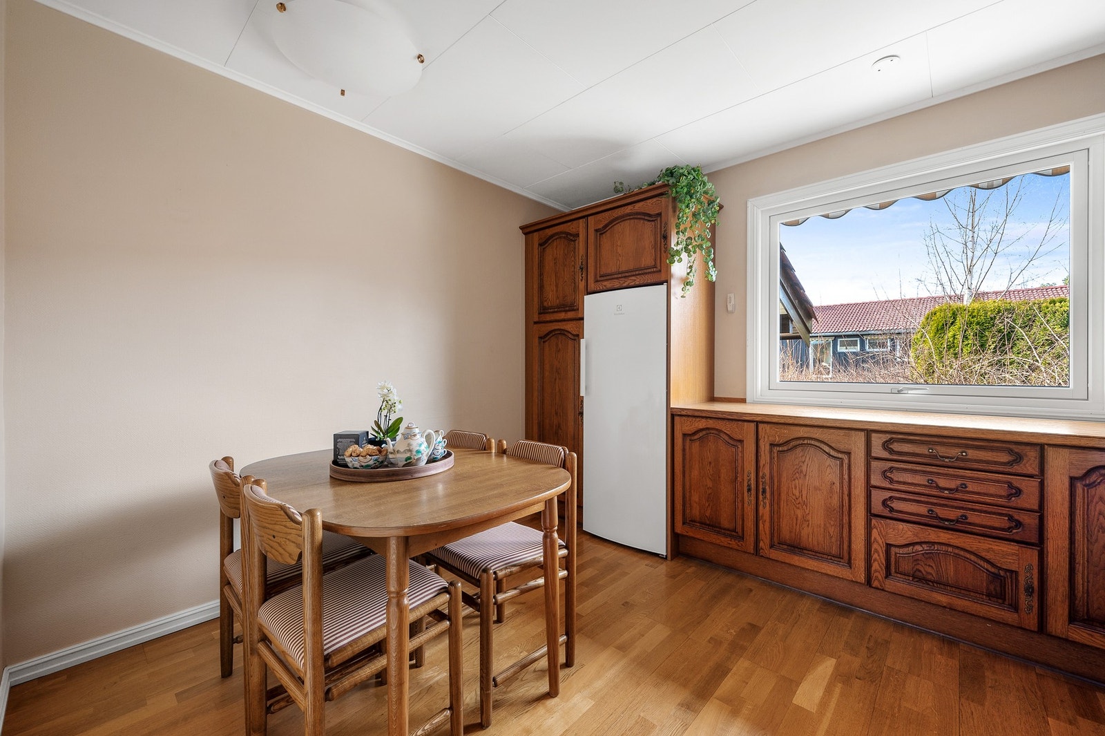 Kjøkken med solid innredning i heltre, profilerte fronter. Galleribilde