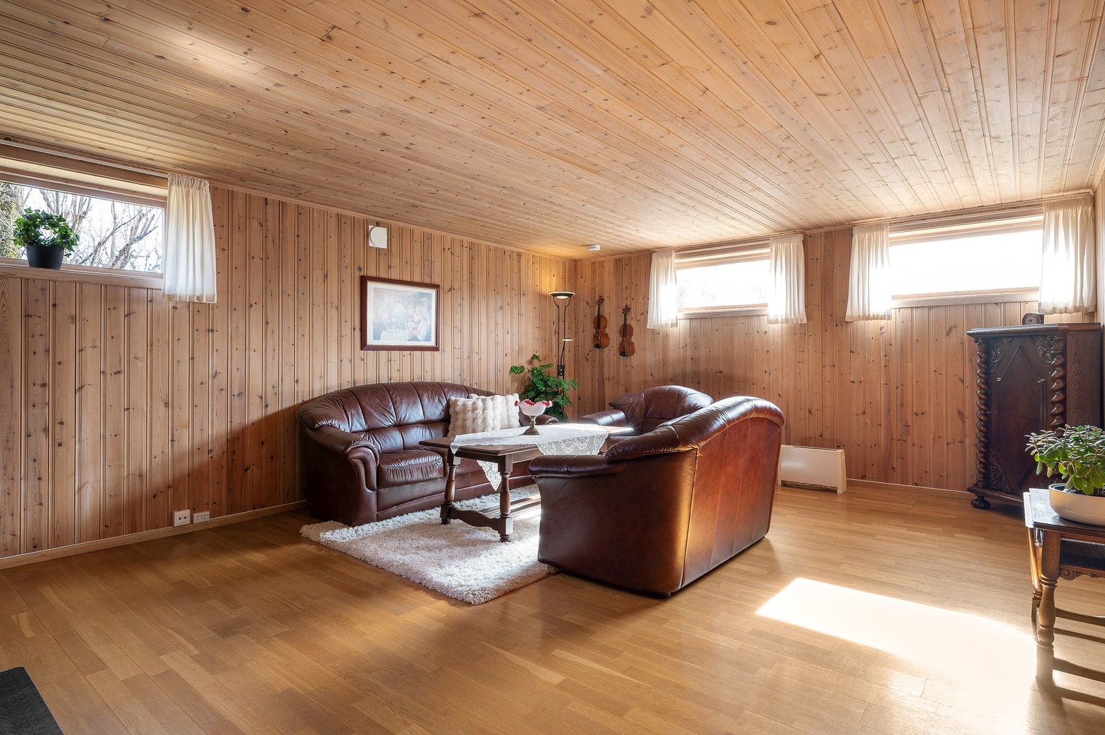 Rikelig med naturlig lys, i trivelig kjellerstue. Galleribilde