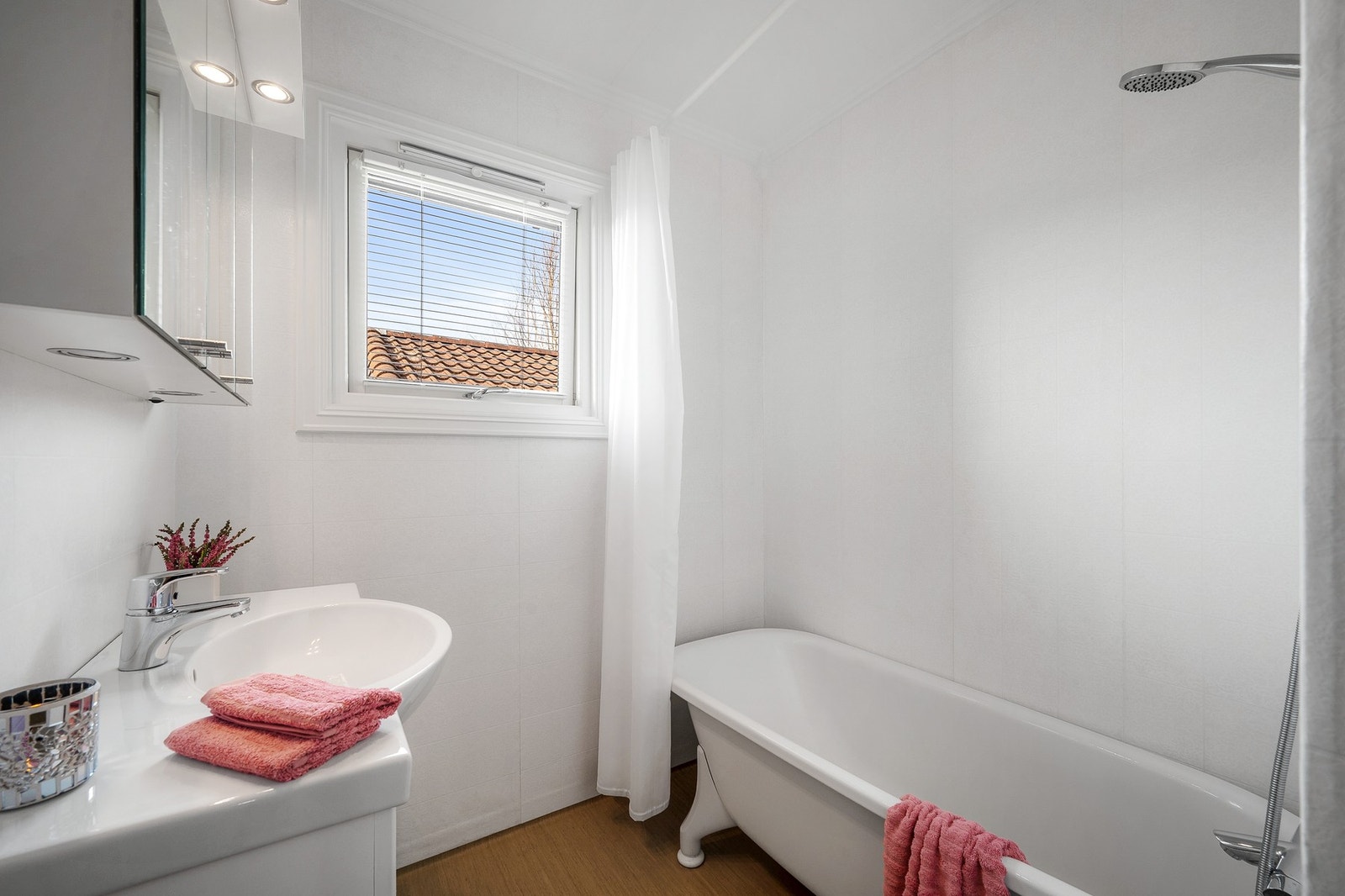 Våtrom med badekar, veggmontert dusj- og badekararmatur. Galleribilde