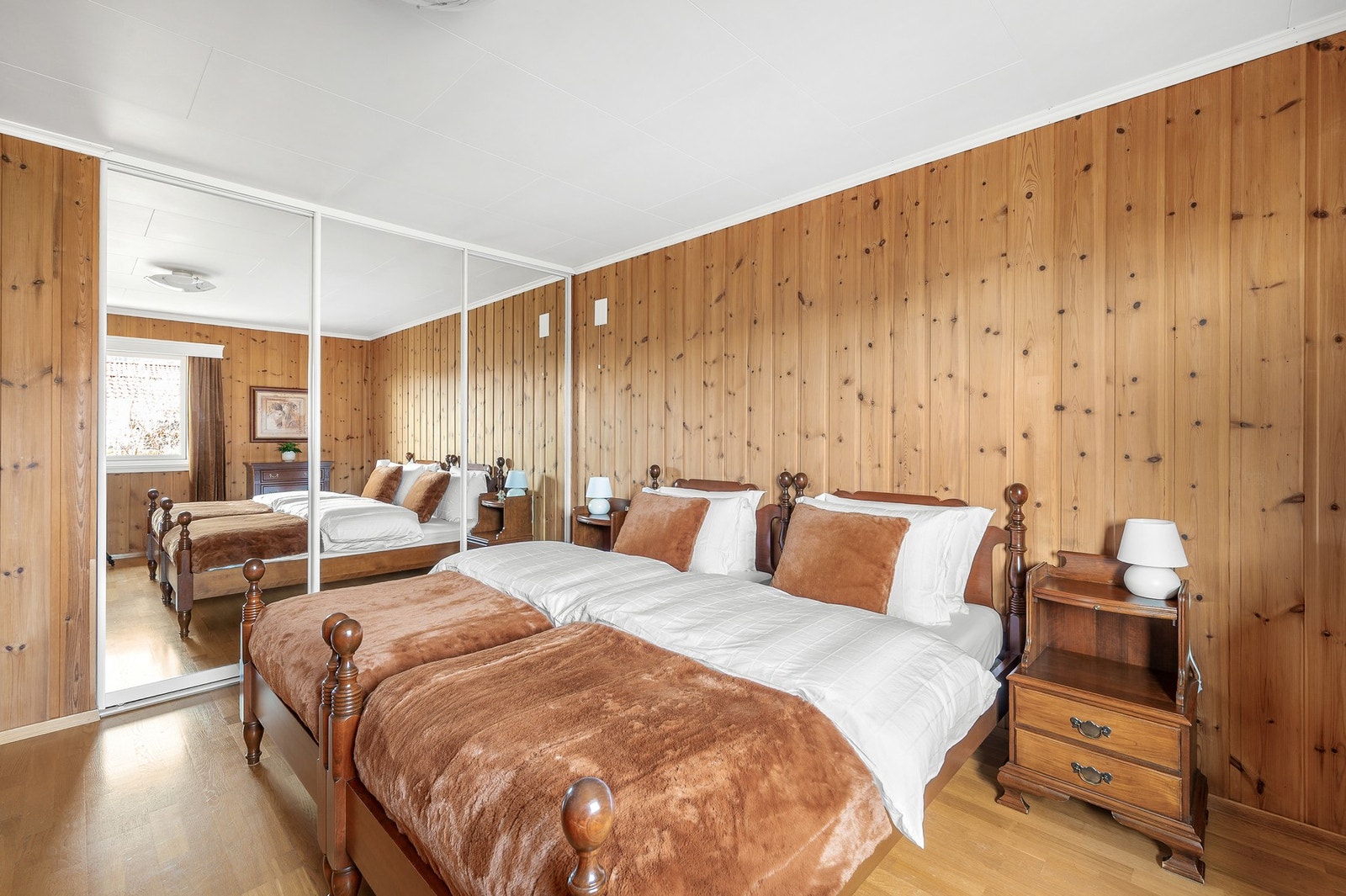 Hovedsoverommet har adkomst fra gangen. Her er det god plass til dobbeltseng og praktisk skydørsgarderobe med speil. Galleribilde