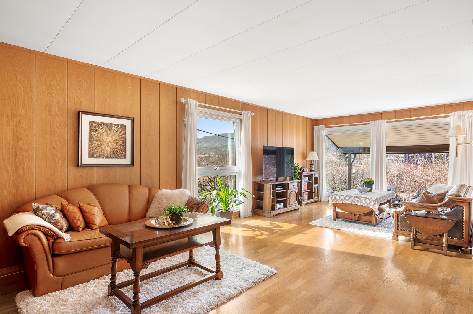 Stuen har store vindusflater som gir rikelig med naturlig lys. Galleribilde