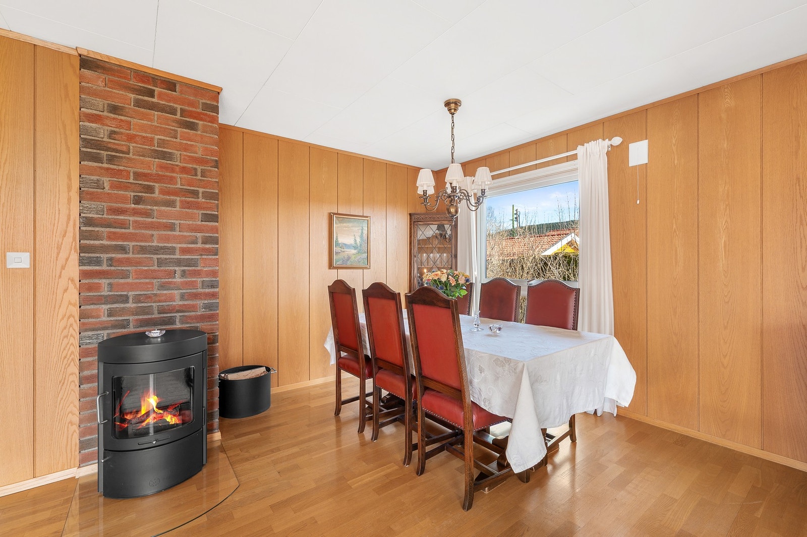 Vedfyrt peisovn med glassdør for ekstra varme og hygge. Galleribilde