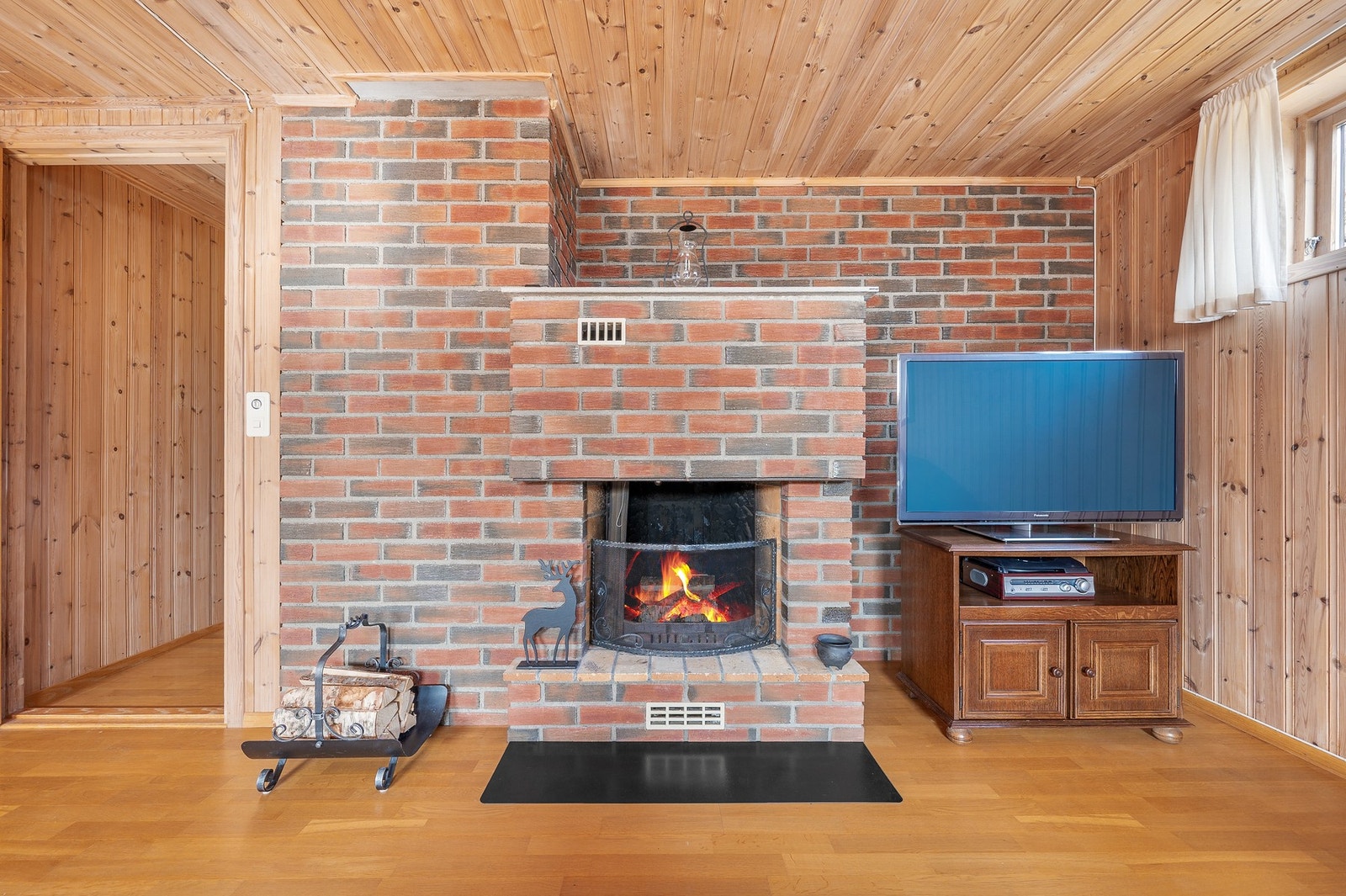 Flott peis for hygge og varme. Stor TV-stue. Galleribilde