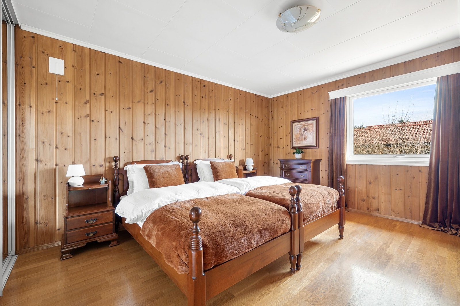 Gjennomgående for boligen er store vindusflater. Galleribilde