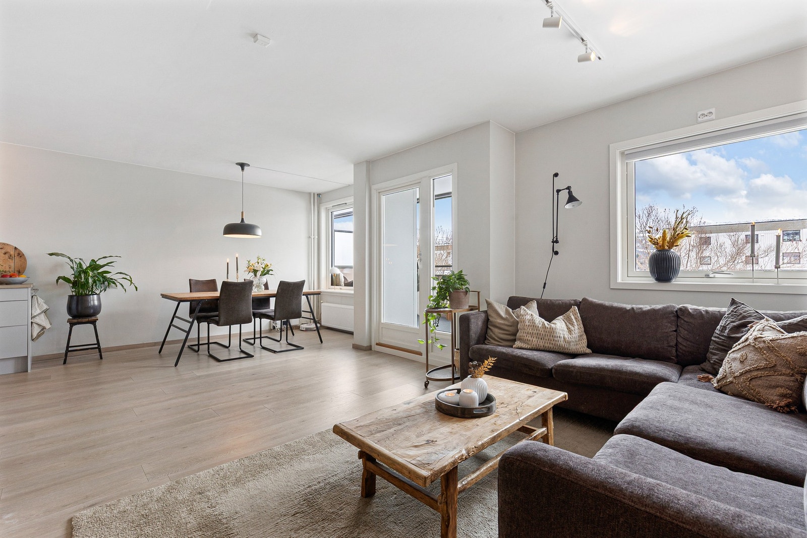 Stuen er av god størrelse hvor du har god plass til sofagruppe og spisebord med tilhørende møblement Galleribilde