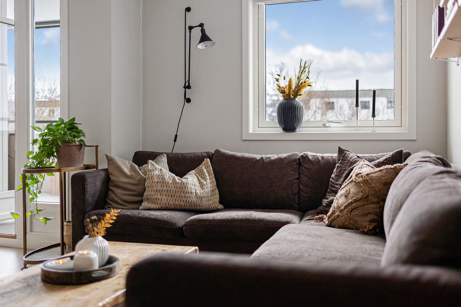 Store vindusflater som gir boligen godt med naturlig lys inn Galleribilde