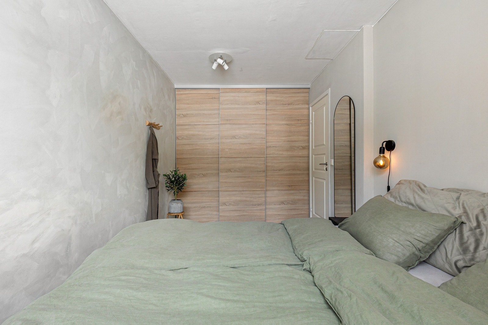 Romslig garderobe med gode oppbevarings muligheter Galleribilde