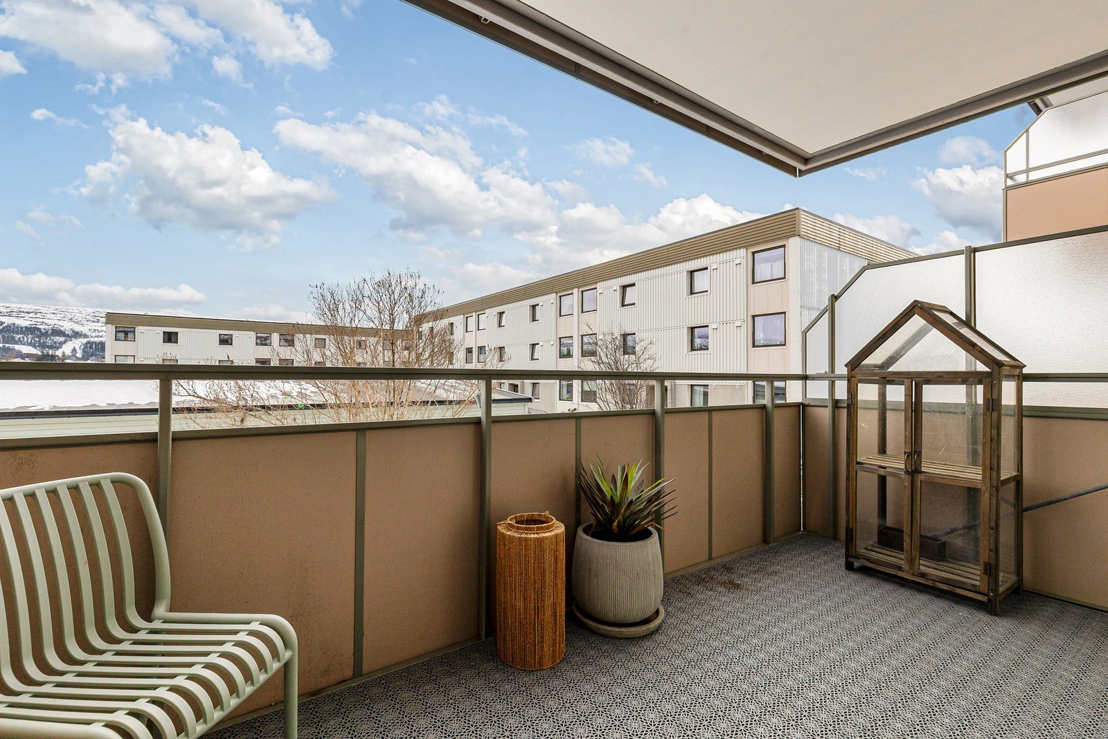 Balkongen har plass til hyggelig sittegruppe | Her vil nye eier kunne nyte svært gode solforhold Galleribilde