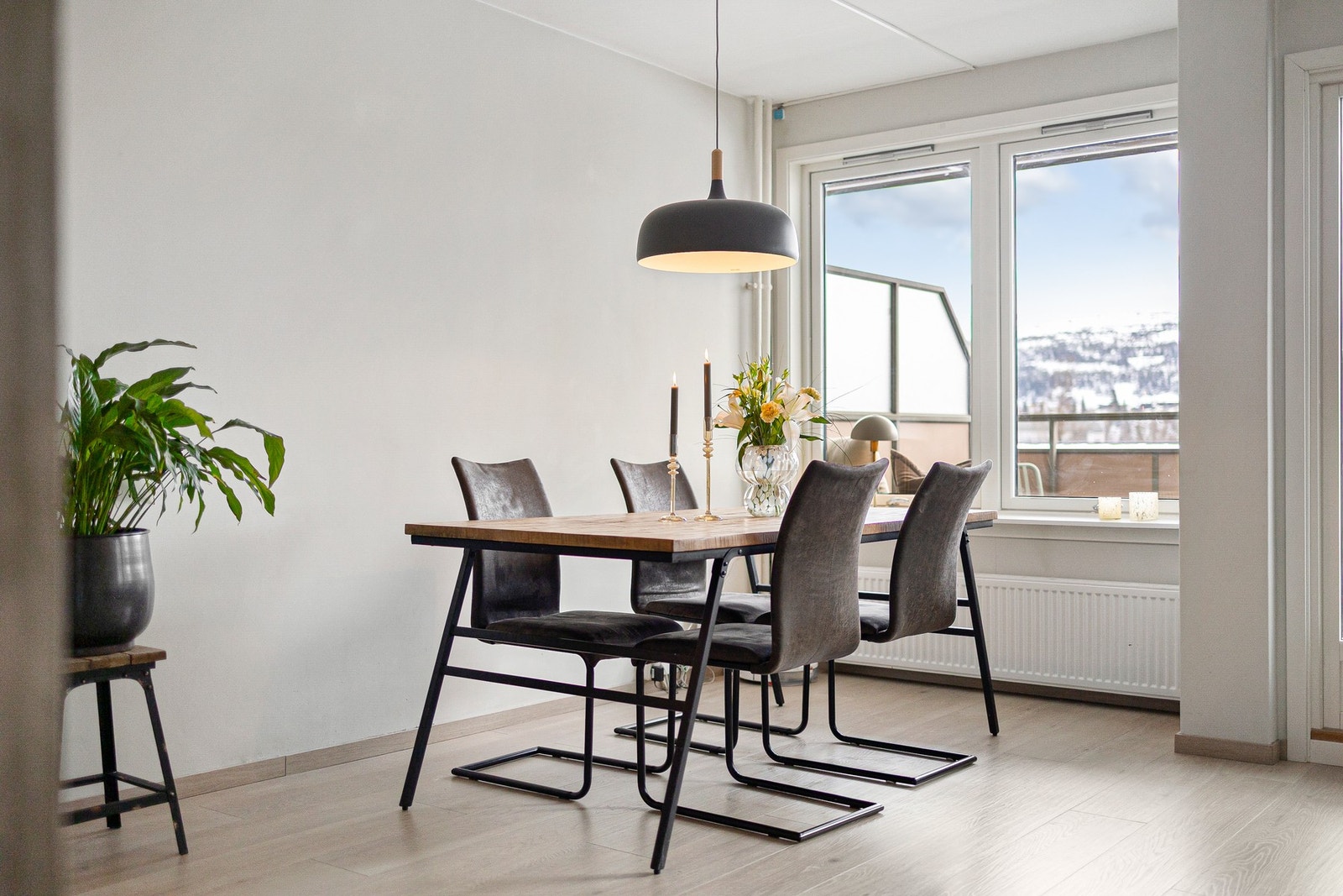 Spiseplassen får sin naturlige plass ved vinduet Galleribilde