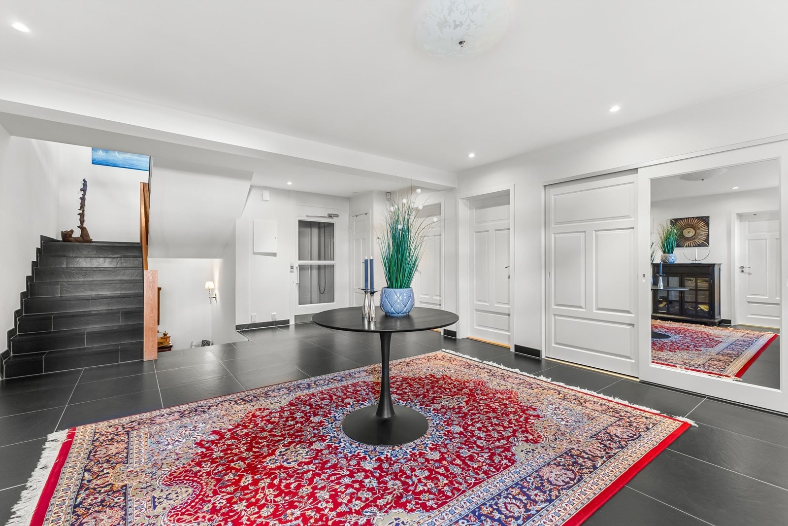 En heis mellom etasjene gir enkel tilgang til alle deler av hjemmet, og bidrar til ekstra praktisk komfort Galleribilde