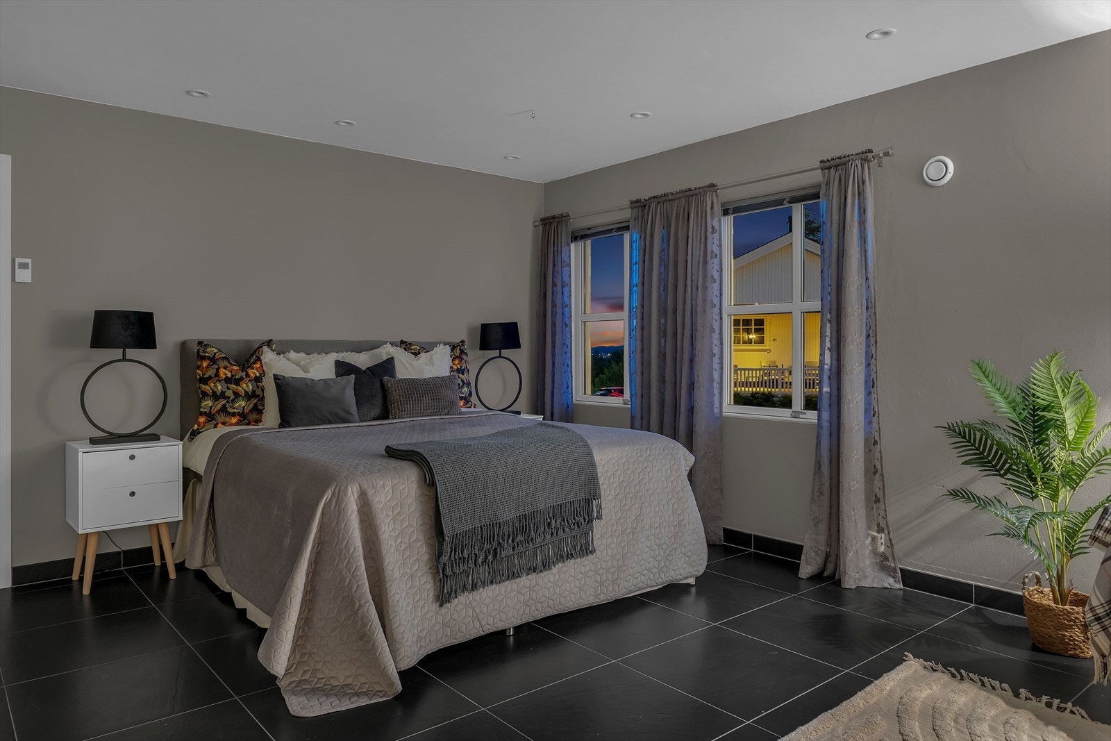 Soverommene ble malt i 2022, noe som sikrer et friskt og moderne utseende. Galleribilde