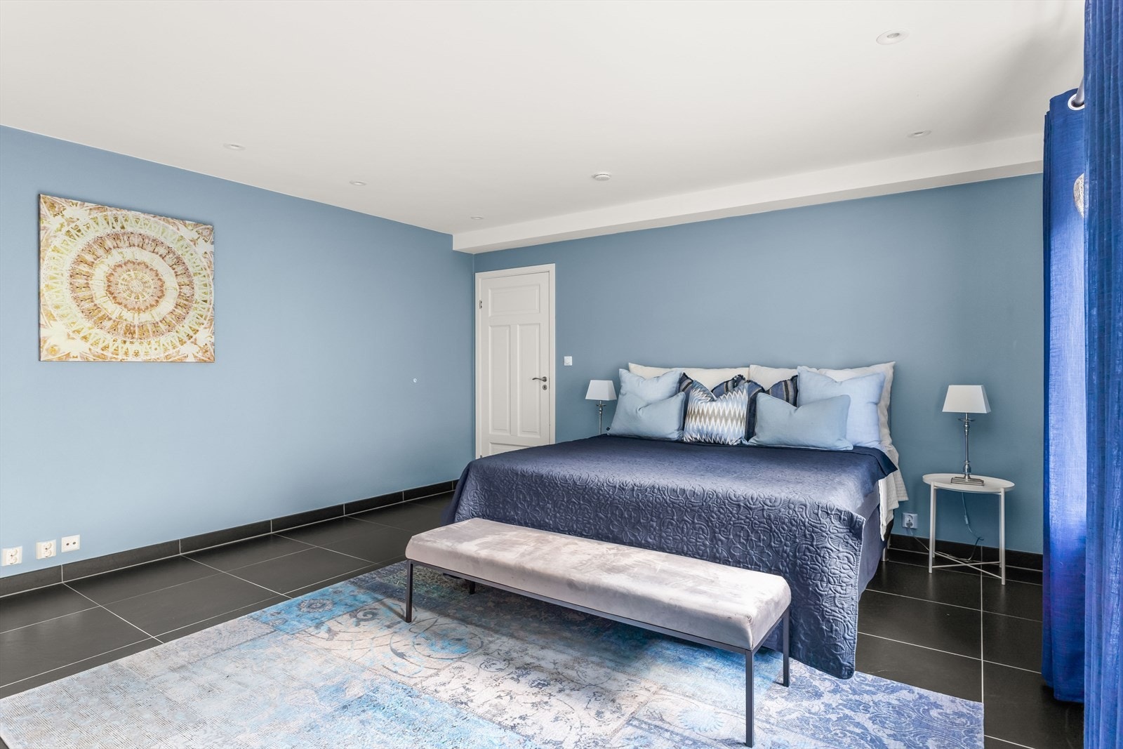 Stor walk-in garderobe. Galleribilde