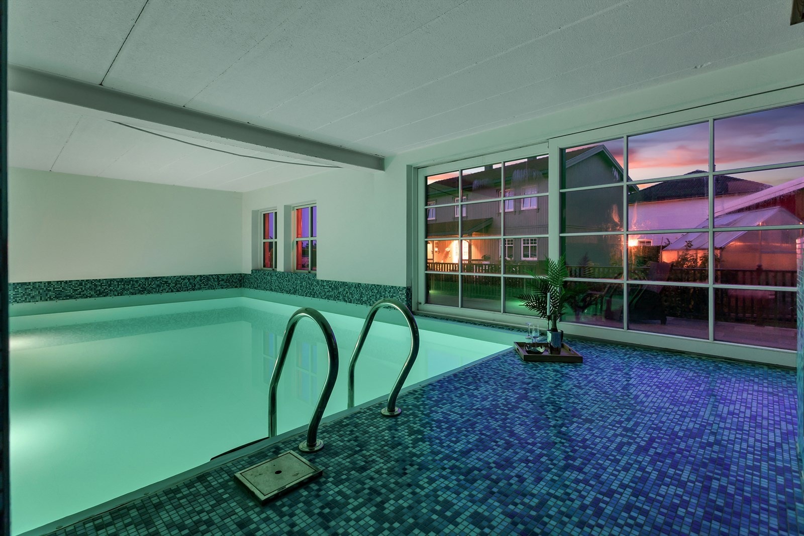 Innvendige svømmebassenget, en unik funksjon som gir mulighet for avslapning og trening året rundt Galleribilde