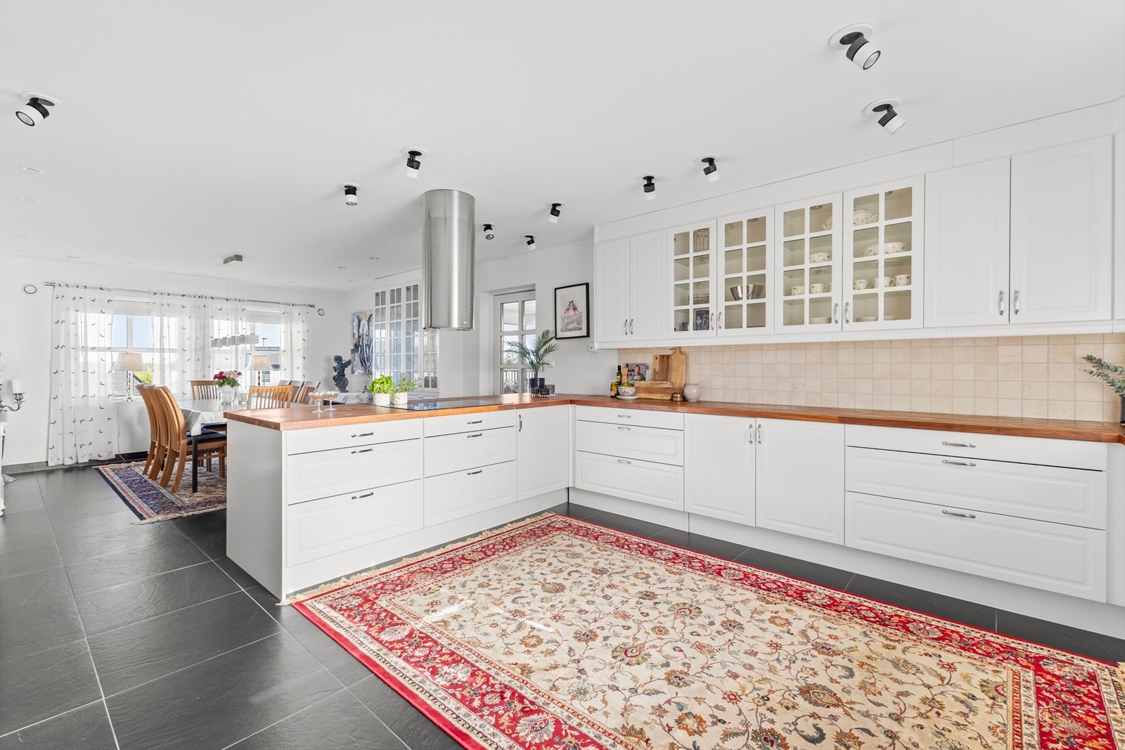 Kjøkkenet har kjølerommet er ideelt for ekstra matoppbevaring, noe som bidrar til å gjøre kjøkkenet enda mer praktisk og funksjone. Galleribilde