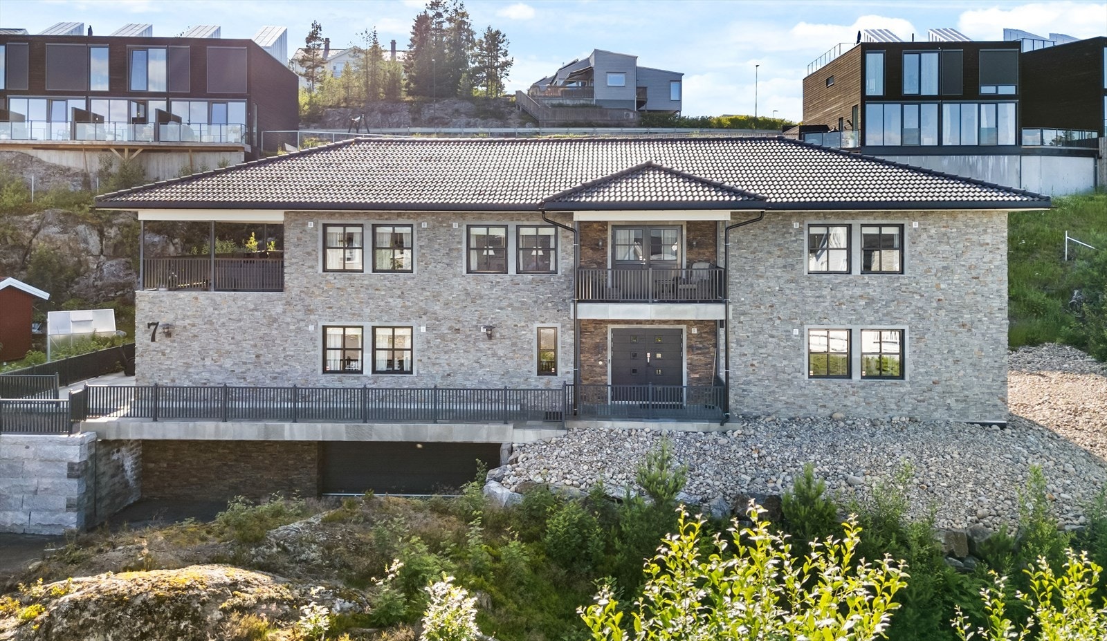 Boligen er ideelt plassert i et fredelig nabolag, med barnehage (0,3 km) og Smestad barneskole (0,9 km) innen gangavstand Galleribilde