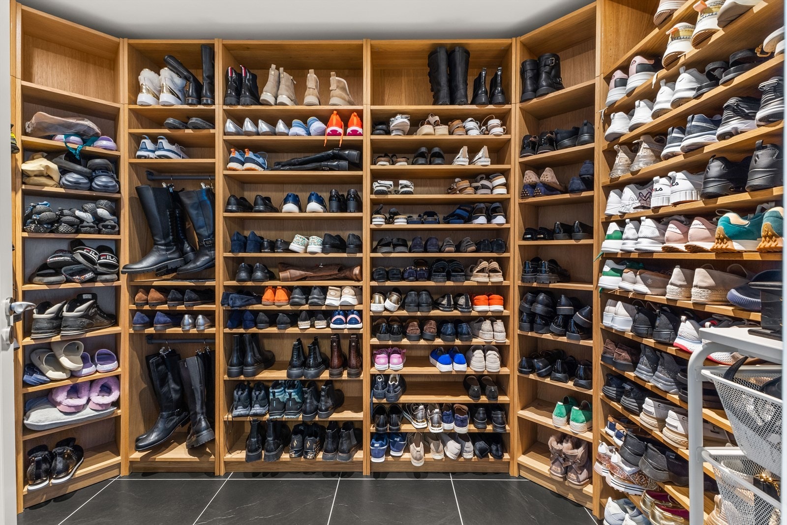 I tilknytning til hallen finner du en praktisk walk-in-garderobe, perfekt for organisering av klær og tilbehør Galleribilde