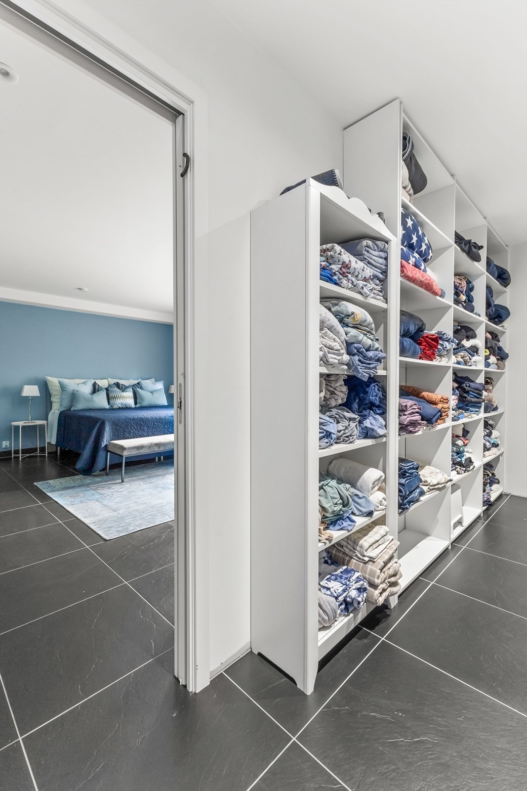 3 av 4 soverom har store walk-in garderober. Galleribilde