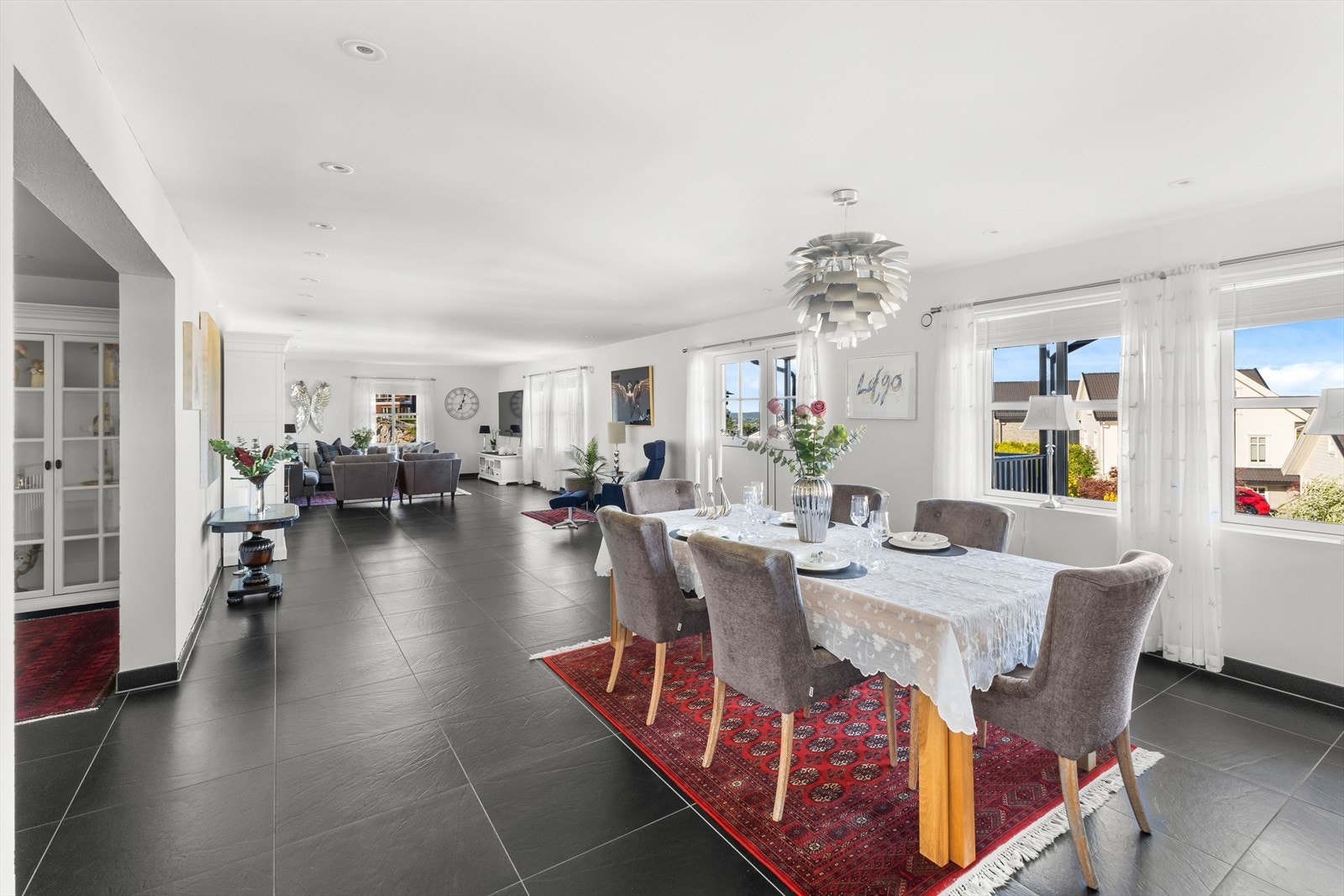 Stuen er romslig og luftig, med store vindusflater som slipper inn rikelig med naturlig lys og gir panoramautsikt over det omkringliggende landskapet Galleribilde