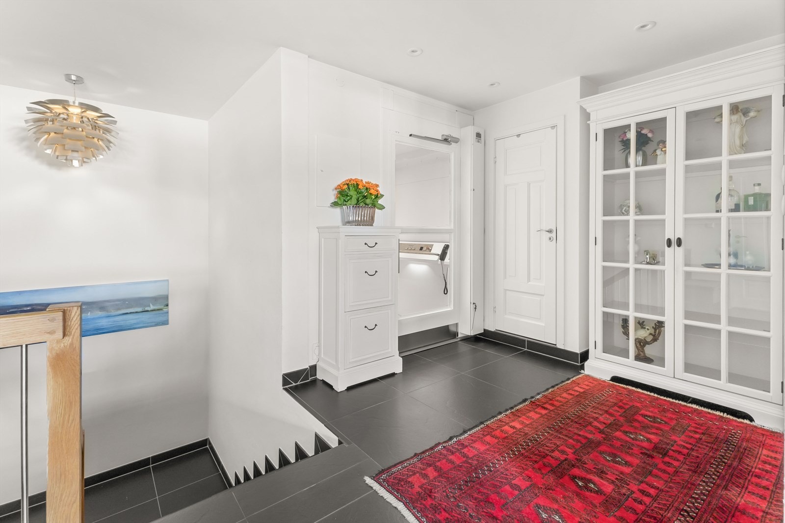 En heis forbinder elegant alle etasjer. Galleribilde