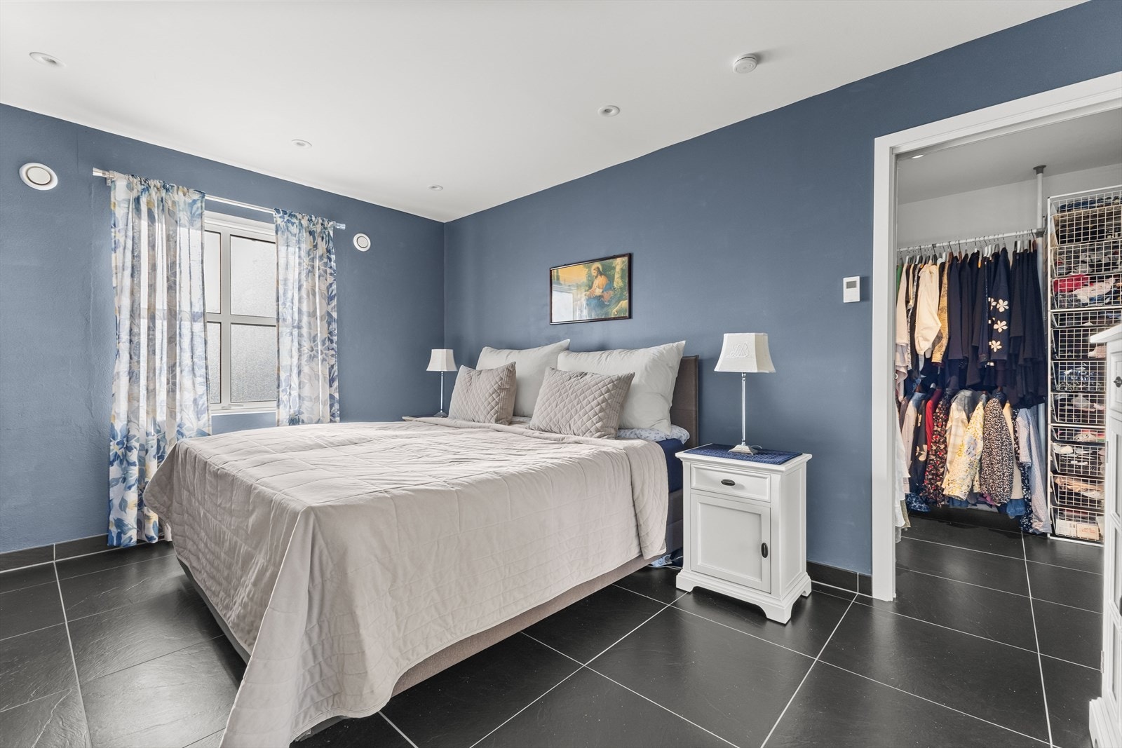 Hovedsoverommet er romslig og elegant, med direkte tilgang til stuen, noe som skaper en praktisk og komfortabel atmosfære Galleribilde