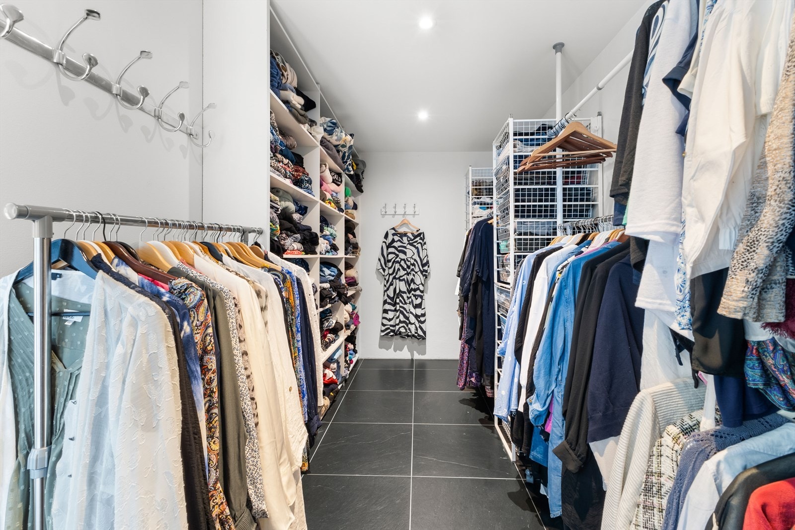 I tillegg til hovedsoverommet tilbyr boligen et walk-in garderobe, som gir ekstra lagringsplass for klær og tilbehør Galleribilde