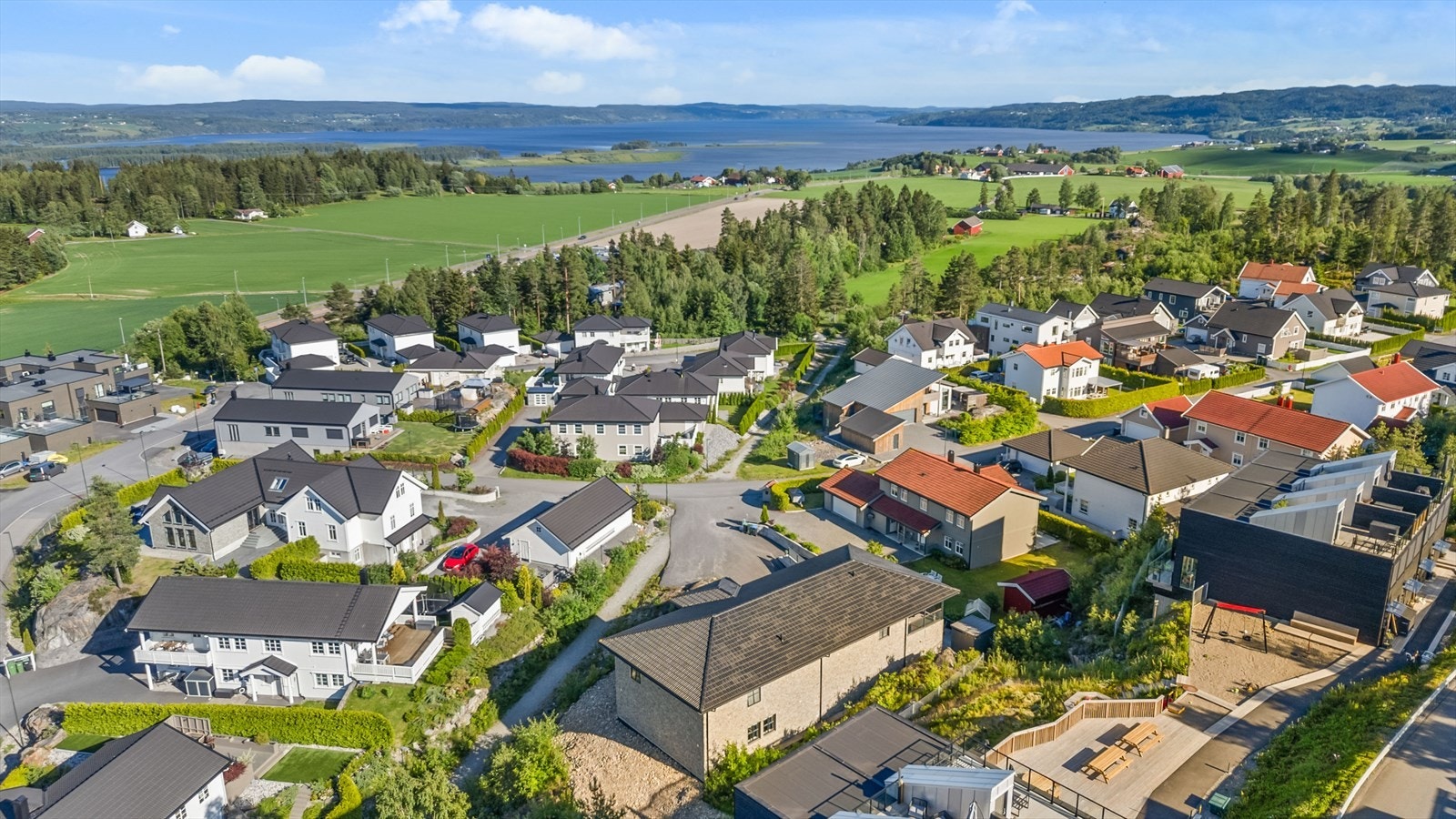 Boligen er ideelt plassert i et fredelig nabolag, med Hektneråsen Fus barnehage (0,3 km) og Smestad barneskole (0,9 km) innen gangavstand Galleribilde