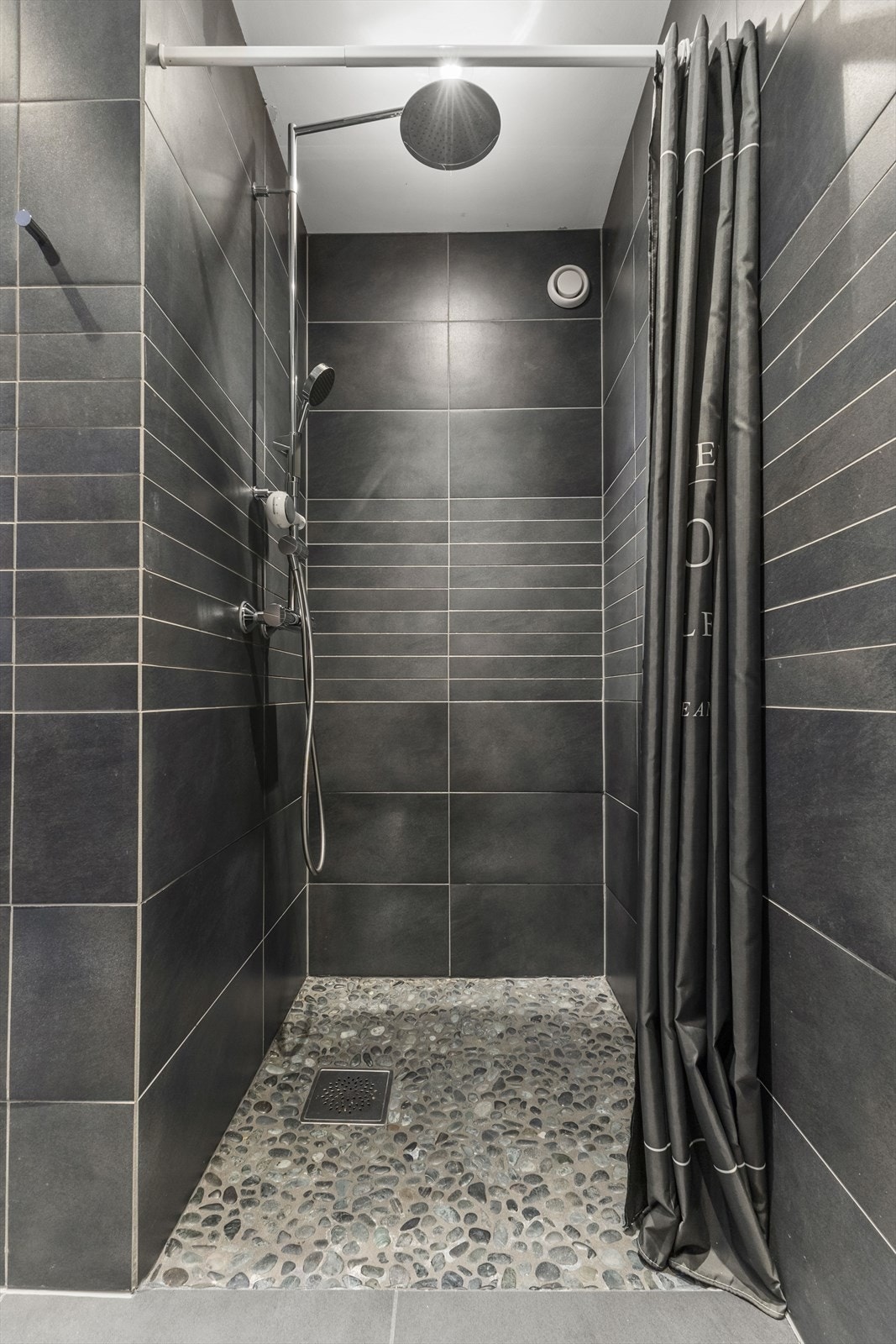 Badet er i tilknytning til svømmebassenget. Galleribilde